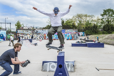 910658 Afbeelding van een skater die gefilmd wordt in skatepark De Yard 2.0 op het terrein van het voormalige ...